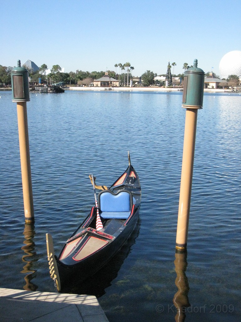 Disney 2010 D3 0950.jpg - January 9-11, 2010 Disney World Florida. Monday, up and ready to roll, took shuttle to Epcot. Caught a couple shows and took a lot of pictures. Finally had to call it a day to get to our plane to go home.